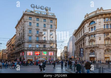 MAILAND, ITALIEN - 25. März 2023 : Neues leuchtendes Anzeigenneon von Gucci auf der Piazza, vor dem Mailänder Dom. Wichtige historische italienische Modemarke Stockfoto