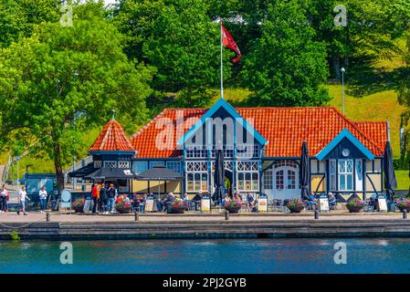 Silkeborg, Dänemark, 16. Juni 2022: Hafen in der dänischen Stadt Silkeborg. Stockfoto