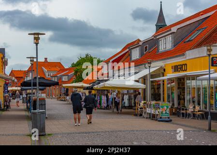 Skagen, Dänemark, 15. Juni 2022: Farbenfrohe Straße in der dänischen Stadt Skagen. Stockfoto