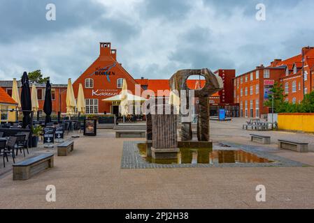 Skagen, Dänemark, 15. Juni 2022: Farbenfrohe Straße in der dänischen Stadt Skagen. Stockfoto