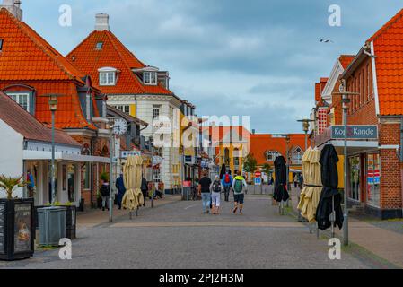 Skagen, Dänemark, 15. Juni 2022: Farbenfrohe Straße in der dänischen Stadt Skagen. Stockfoto