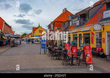 Skagen, Dänemark, 15. Juni 2022: Farbenfrohe Straße in der dänischen Stadt Skagen. Stockfoto