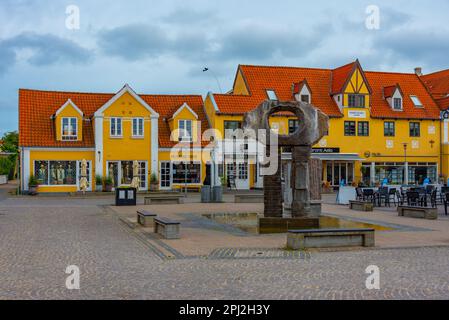 Skagen, Dänemark, 15. Juni 2022: Farbenfrohe Straße in der dänischen Stadt Skagen. Stockfoto