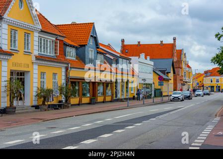 Skagen, Dänemark, 15. Juni 2022: Farbenfrohe Straße in der dänischen Stadt Skagen. Stockfoto