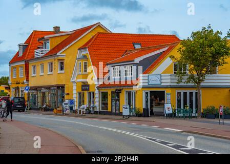 Skagen, Dänemark, 15. Juni 2022: Farbenfrohe Straße in der dänischen Stadt Skagen. Stockfoto