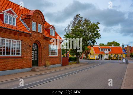 Skagen, Dänemark, 15. Juni 2022: Farbenfrohe Straße in der dänischen Stadt Skagen. Stockfoto