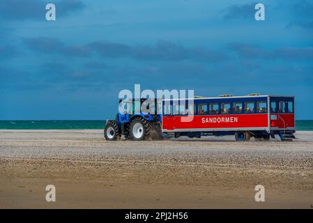 Skagen, Dänemark, 15. Juni 2022: Touristenschlepper in Grenen in Dänemark. Stockfoto