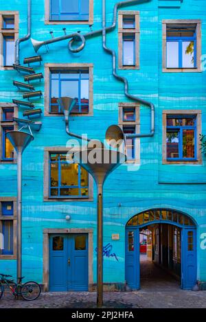 Dresden, Deutschland, 6. August 2022: Abend in der Kunsthofpassage Dresden in Deutschland. Stockfoto