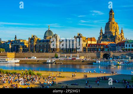 Dresden, Deutschland, 6. August 2022: Menschen genießen einen sonnigen Tag am Ufer der Elbe mit Stadtbild der Dresdner Altstadt in Deutschland. Stockfoto