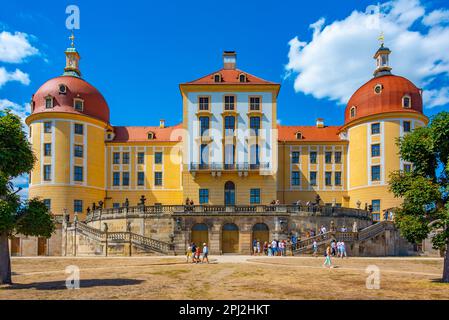 Moritzburg, Deutschland, 7. August 2022: Panoramablick auf Schloss Moritzburg in Deutschland. Stockfoto