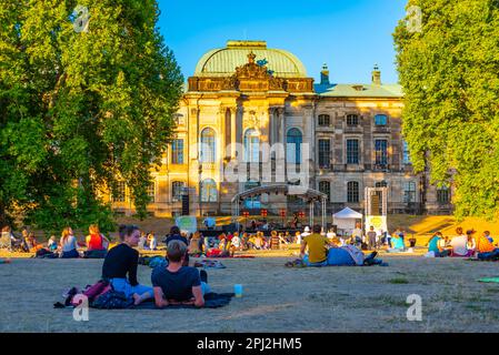 Dresden, Deutschland, 7. August 2022: Konzerte auf einer Wiese am Elbufer in Dresden. Stockfoto