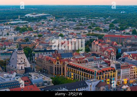 Leipzig, Deutschland, 8. August 2022: Dresdner Panoramablick bei Sonnenuntergang mit Marktplatz. Stockfoto