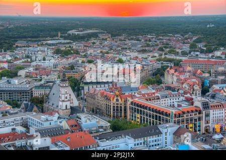 Leipzig, Deutschland, 8. August 2022: Dresdner Panoramablick bei Sonnenuntergang mit Marktplatz. Stockfoto