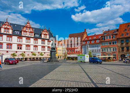 Coburg, Deutschland, 10. August 2022: Statue von Prinz Albert und Stadthaus am Marktplatz in Coburg. Stockfoto