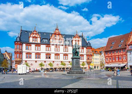 Coburg, Deutschland, 10. August 2022: Statue von Prinz Albert und Stadthaus am Marktplatz in Coburg. Stockfoto