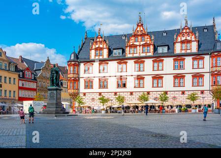 Coburg, Deutschland, 10. August 2022: Statue von Prinz Albert und Stadthaus am Marktplatz in Coburg. Stockfoto