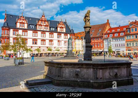 Coburg, Deutschland, 10. August 2022: Statue von Prinz Albert und Stadthaus am Marktplatz in Coburg. Stockfoto