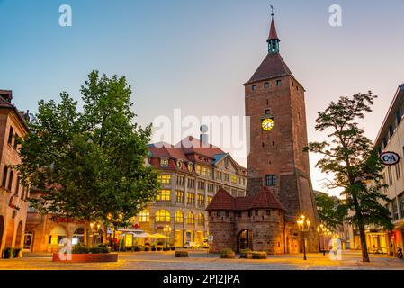 Nürnberg, 11. August 2022: Nachtansicht des Weißen turms in Nürnberg. Stockfoto