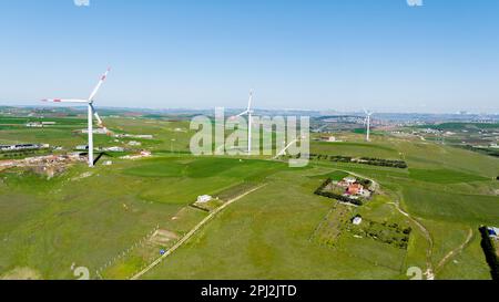 Istanbul, Istanbul, Türkei. 30. März 2023. Allgemeiner Blick auf grüne Felder und Windturbinen (Nachhaltige Energie) am sonnigen Tag in der Nähe des Stadtteils Istanbul (Katalca) (Kreditbild: © Shady Alassar/ZUMA Press Wire) NUR REDAKTIONELLE VERWENDUNG! Nicht für den kommerziellen GEBRAUCH! Stockfoto