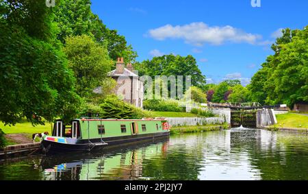 Das Narrowboat liegt direkt unter Lock West am Grand Union Canal in der Nähe von Hanwell im Ealing Borough of London. Stockfoto