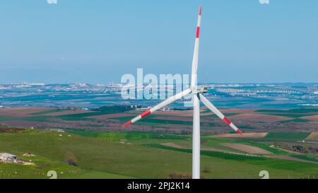 Istanbul, Istanbul, Türkei. 30. März 2023. Allgemeiner Blick auf grüne Felder und Windturbinen (Nachhaltige Energie) am sonnigen Tag in der Nähe des Stadtteils Istanbul (Katalca) (Kreditbild: © Shady Alassar/ZUMA Press Wire) NUR REDAKTIONELLE VERWENDUNG! Nicht für den kommerziellen GEBRAUCH! Stockfoto