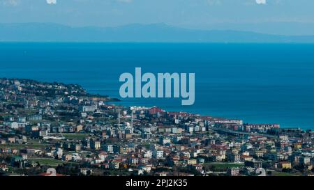 Istanbul, Istanbul, Türkei. 30. März 2023. Luftaufnahme des Marmarameer im katalanischen Bezirk Istanbul (Kreditbild: © Shady Alassar/ZUMA Press Wire) NUR REDAKTIONELLE VERWENDUNG! Nicht für den kommerziellen GEBRAUCH! Stockfoto