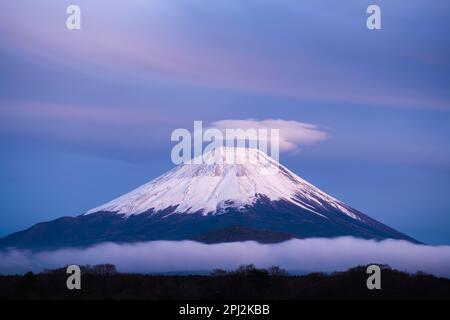 Langzeitaufnahme einer Linsenwolke über dem Fuji, Präfektur Yamanashi, Japan Stockfoto