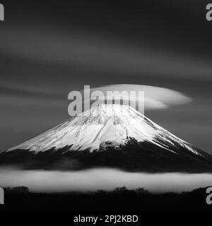 Langzeitaufnahme einer Linsenwolke über dem Fuji, Präfektur Yamanashi, Japan Stockfoto