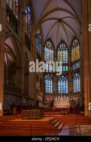 Regensburg, Deutschland, 12. August 2022: Innere des Petersdoms in der Altstadt von Regensburg. Stockfoto