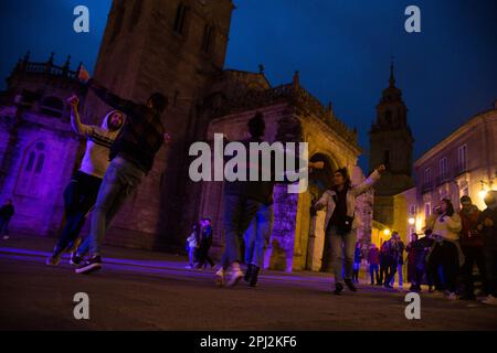 Lugo, Galicien, Spanien. 30. März 2023. Das Duett Fillas de Cassandra, Vertreter der heutigen galizischen Musik, die traditionelle und elektronische Musik verbindet, bestehend aus Maria Perez und Sara Faro, führt am 30. März ein kostenloses Konzert auf der Bühne der Lugo-Kathedrale in Lugo, Galicien, Spanien, auf. 2023 (Foto: Cristian Leyva/NurPhoto).0 Kredit: NurPhoto SRL/Alamy Live News Stockfoto