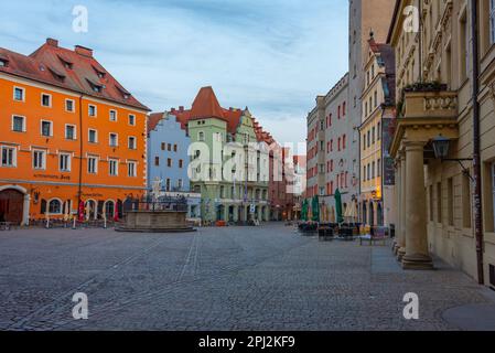 Regensburg, Deutschland, 13. August 2022: Sonnenaufgangsblick auf den Haidplatz in der Altstadt von Regensburg. Stockfoto