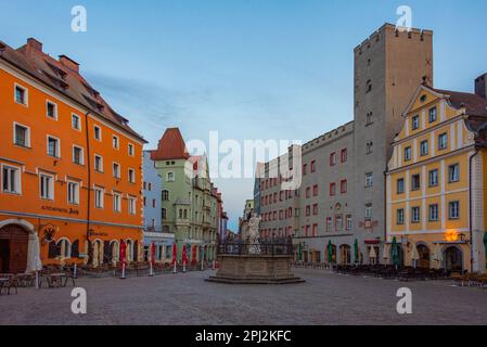 Regensburg, Deutschland, 13. August 2022: Sonnenaufgangsblick auf den Haidplatz in der Altstadt von Regensburg. Stockfoto