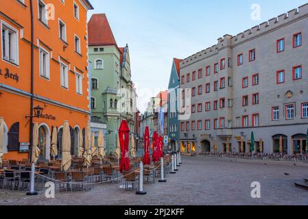 Regensburg, Deutschland, 13. August 2022: Sonnenaufgangsblick auf den Haidplatz in der Altstadt von Regensburg. Stockfoto