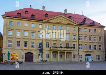 Regensburg, Deutschland, 13. August 2022: Sonnenaufgangsblick auf das Schloss Thon Dittmer am Haidplatz in der Altstadt von Regensburg. Stockfoto