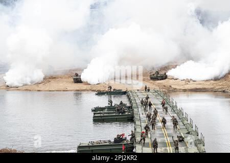 Südkorea. 15. März 2023. USA Soldaten des 11. Ingenieurbataillons, 2. Infanterie-Division-Nachhaltigkeits-Brigade, 2. Infanterie-Division/ROK-U.S. Combined Division, führt Brückenbauoperationen zusammen mit Soldaten der Republik Korea Army (ROKA) durch, die der 908. Cross River Company, der 3. Ingenieurbrigade, dem III Corps und dem 11. Chemiebataillon, dem I Corps, am Imjin River, Südkorea, am 15. März 2023 zugeteilt wurden. Warrior Shield ist eine gemeinsame Ausbildungsveranstaltung mit der Republik Korea Army (ROKA), die die kombinierten Aspekte militärischer Operationen beleuchtet. (Kreditbild: © USA Armee/ZUMA Stockfoto