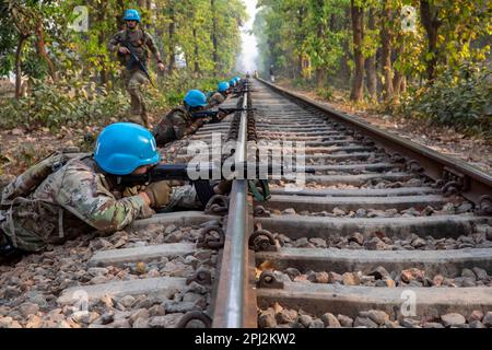 Bangladesch. 9. März 2023. Mitglieder der Nationalgarde der Oregon Army, 3-116. Kavallerie-Einheit, Charlie Company und Mitglieder der Bangladesch Army nutzen den Ufer einer Zugstrecke, um etwas Schutz zu bieten, während sie während des Feldtrainings im Rahmen der Übung Tiger Lightning 2023 im Bangladesch Institute of Peace Support Operation Training (BIPSOT) Center nahe Dhaka, Bangladesch, 9. März 2023, Sicherheitsmaßnahmen ergreifen. Tiger Lightning 2023, eine von den USA gesponserte bilaterale Übung Das Kommando Indo-Pacific und Gastgeber der Bangladesch-Streitkräfte arbeiten jedes Jahr daran, die Bereitschaft zur Friedenssicherung in Bangladesch zu stärken Stockfoto