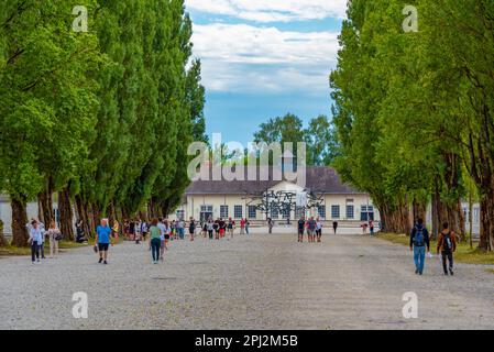 Dachau, Deutschland, 15. August 2022: Allee im KZ Dachau in Deutschland. Stockfoto