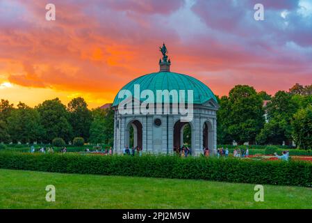 München, Deutschland, 15. August 2022: Sonnenuntergang über dem Diana-Tempel in der deutschen Stadt München. Stockfoto