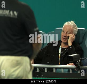 Miami Gardens, Usa. 30. März 2023. Pensionierter Tennisspieler John McEnroe sieht American Taylor Fritz in seinem Viertelfinalspiel Carlos Alcaraz aus Spanien bei den Miami Open im Hard Rock Stadium in Miami Gardens, Florida, am Donnerstag, den 30. März 2023. Foto: Gary i Rothstein/UPI Credit: UPI/Alamy Live News Stockfoto
