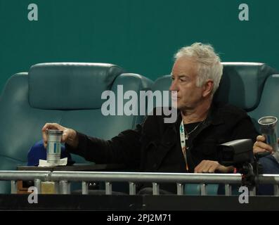 Miami Gardens, Usa. 30. März 2023. Pensionierter Tennisspieler John McEnroe sieht American Taylor Fritz in seinem Viertelfinalspiel Carlos Alcaraz aus Spanien bei den Miami Open im Hard Rock Stadium in Miami Gardens, Florida, am Donnerstag, den 30. März 2023. Foto: Gary i Rothstein/UPI Credit: UPI/Alamy Live News Stockfoto