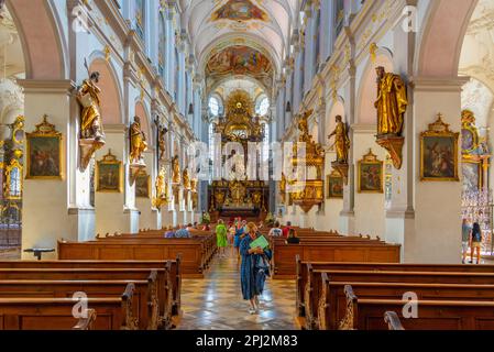 München, 16. August 2022: Das Innere der Peterskirche in der Deutschen Stadt München. Stockfoto