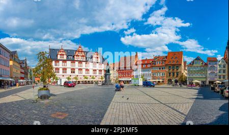 Coburg, Deutschland, 10. August 2022: Statue von Prinz Albert und Stadthaus am Marktplatz in Coburg. Stockfoto