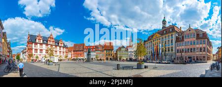 Coburg, Deutschland, 10. August 2022: Statue von Prinz Albert und Stadthaus am Marktplatz in Coburg. Stockfoto