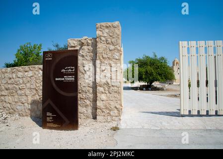 Doha, Katar - 6. Oktober 2022: Eintritt zu den historischen Barzan-Türmen, die im späten 19. Jahrhundert erbaut wurden Stockfoto