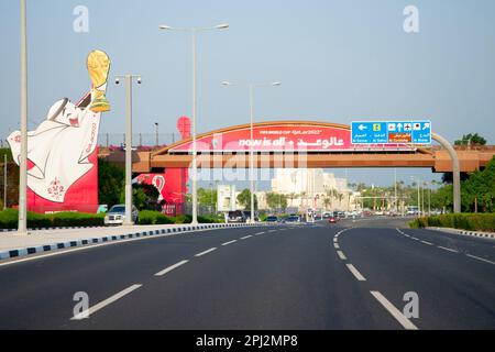 Doha, Katar - 6. Oktober 2022: Majlis Al Taawon Street in der Nähe des Dhow Harbour Stockfoto
