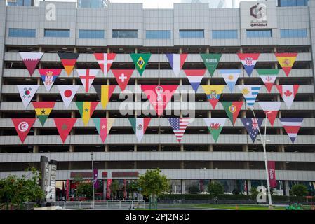 Doha, Katar - 7. Oktober 2022: Flaggen qualifizierter Nationen für die FIFA-Weltmeisterschaft 2022 Stockfoto