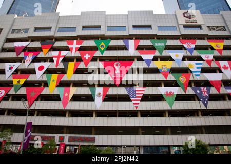 Doha, Katar - 7. Oktober 2022: Flaggen qualifizierter Nationen für die FIFA-Weltmeisterschaft 2022 Stockfoto