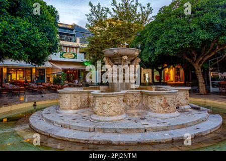 Heraklion, Griechenland, 24. August 2022: Sonnenaufgang des Morosini-Brunnens in der griechischen Stadt Heraklion auf Kreta. Stockfoto