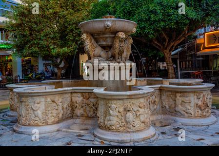 Heraklion, Griechenland, 24. August 2022: Sonnenaufgang des Morosini-Brunnens in der griechischen Stadt Heraklion auf Kreta. Stockfoto
