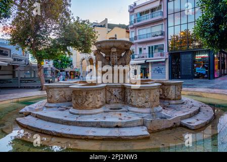 Heraklion, Griechenland, 24. August 2022: Sonnenaufgang des Morosini-Brunnens in der griechischen Stadt Heraklion auf Kreta. Stockfoto